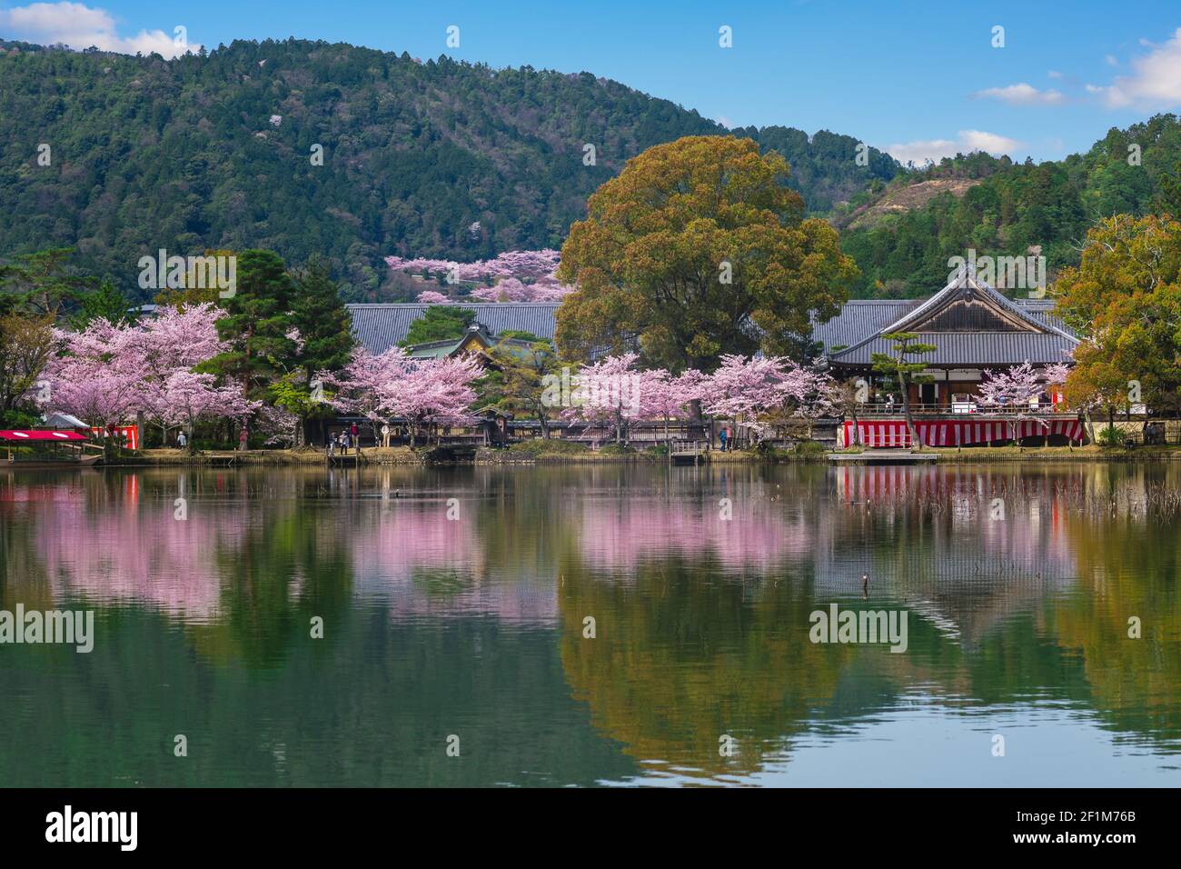 Tempio di Daikakuji e stagno di osawa ad Arashiyama, Kyoto, kinki, giappone Foto Stock