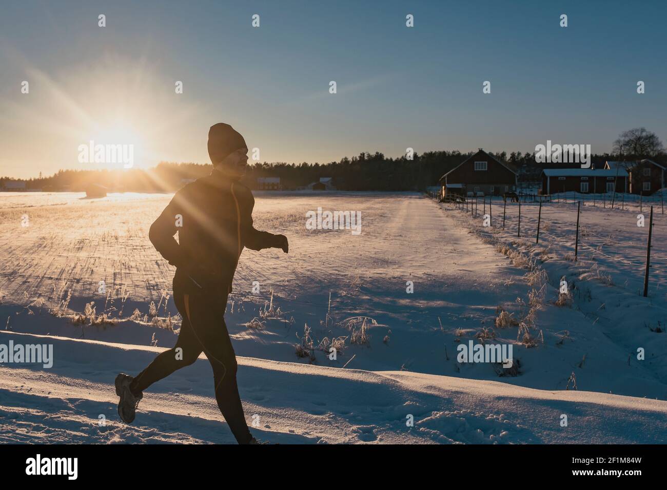 Uomo che fa jogging in inverno Foto Stock