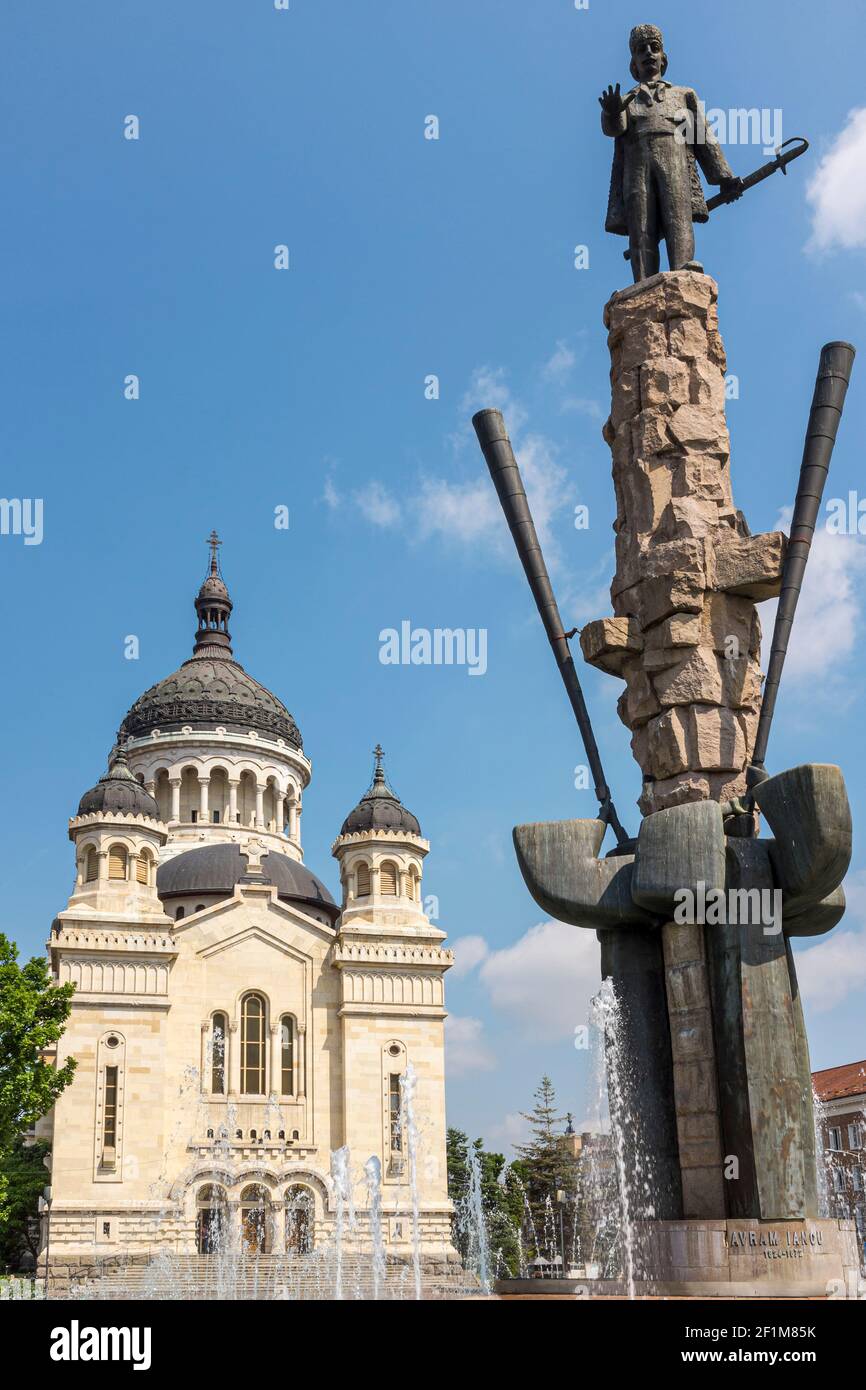 Assunzione Cattedrale e Statua di Avram Iancu a Cluj-Napoca in Transilvania, Romania Foto Stock