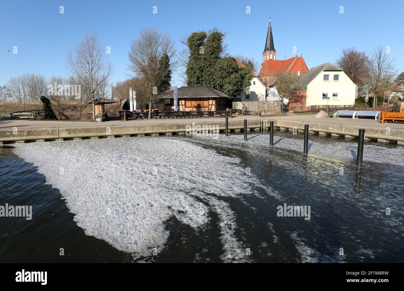 09 marzo 2021, Meclemburgo-Pomerania occidentale, Wustrow: Il vento spinge il ghiaccio galleggia nel porto di Bodden, sulla penisola baltica di Fischland. Le notti gelide forniscono l'ultimo ghiaccio. Foto: Bernd Wüstneck/dpa-Zentralbild/dpa Foto Stock