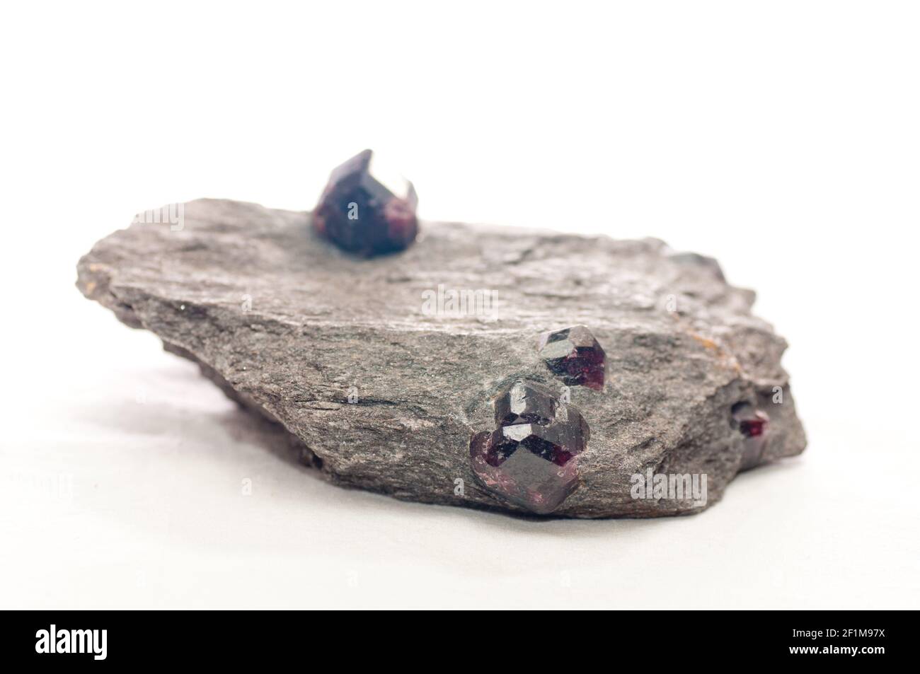 almandine con campione minerale di gemme di cristallo di scisto, non tagliato Foto Stock