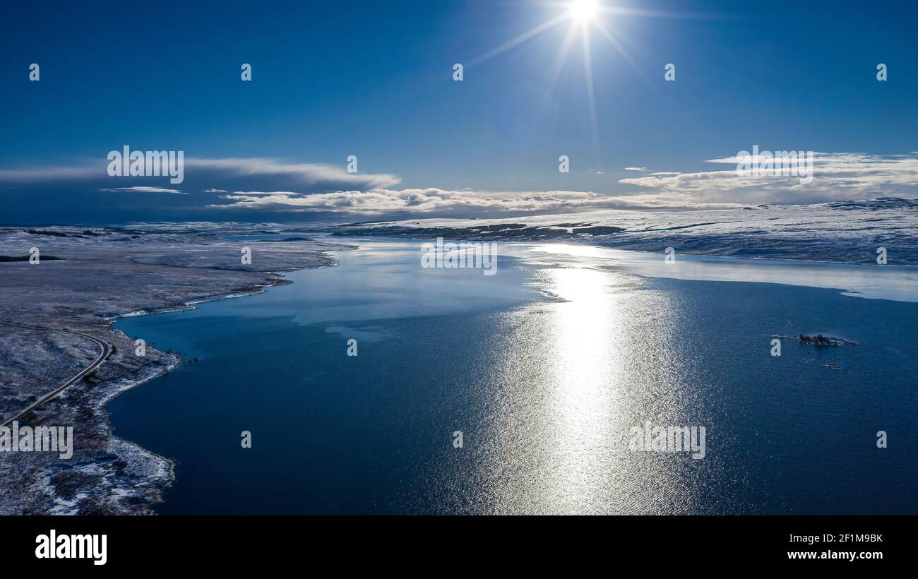 Loch Shin nella neve, Sutherland, Highland, Scozia, Regno Unito. Guardando il Sud Est, fotografia aerea. Foto Stock