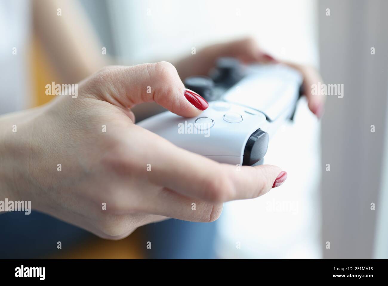 Donna che gioca al computer con closeup joystick Foto Stock