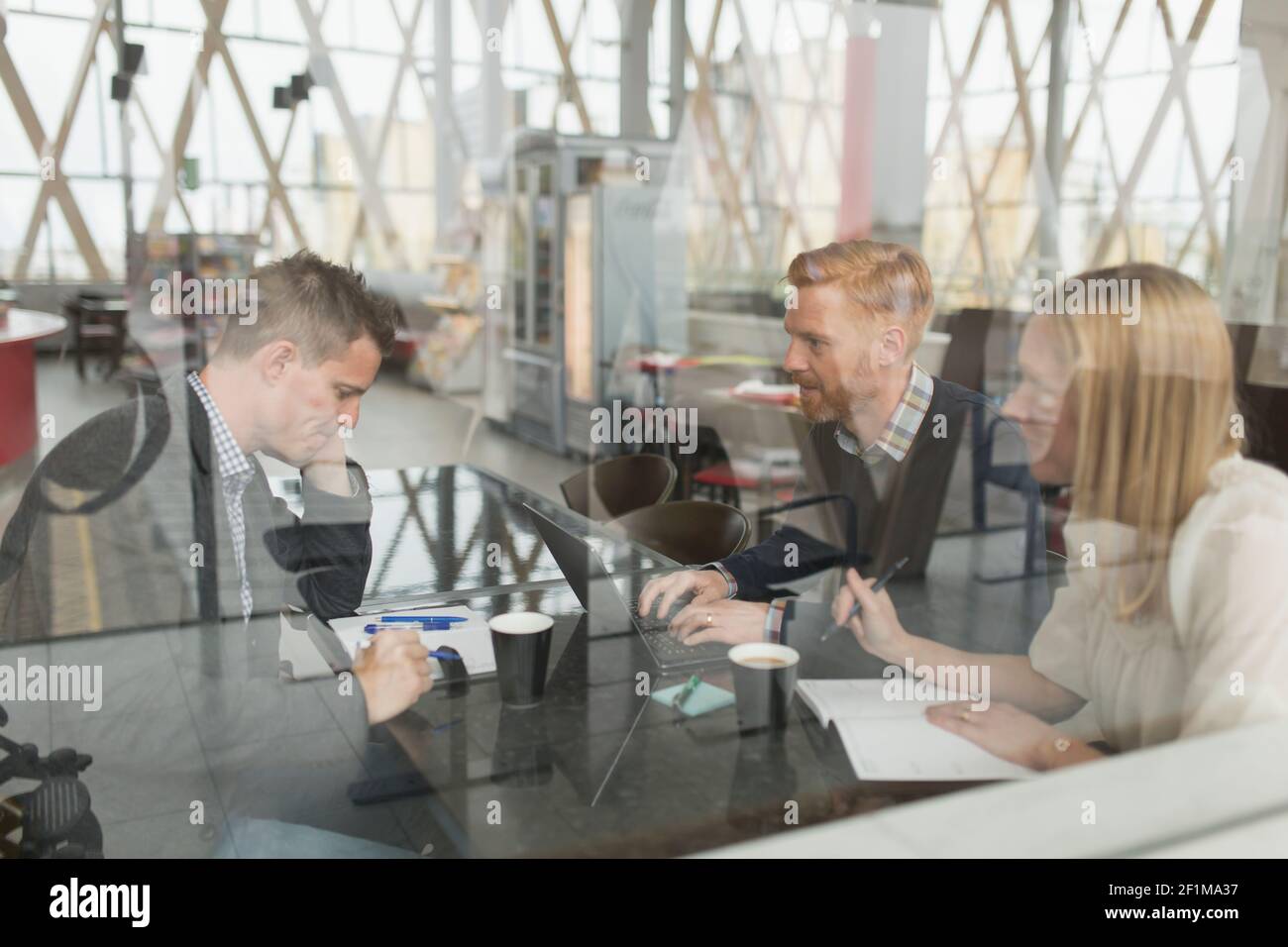 Colleghi che si riuniscono al caffè dell'aeroporto Foto Stock
