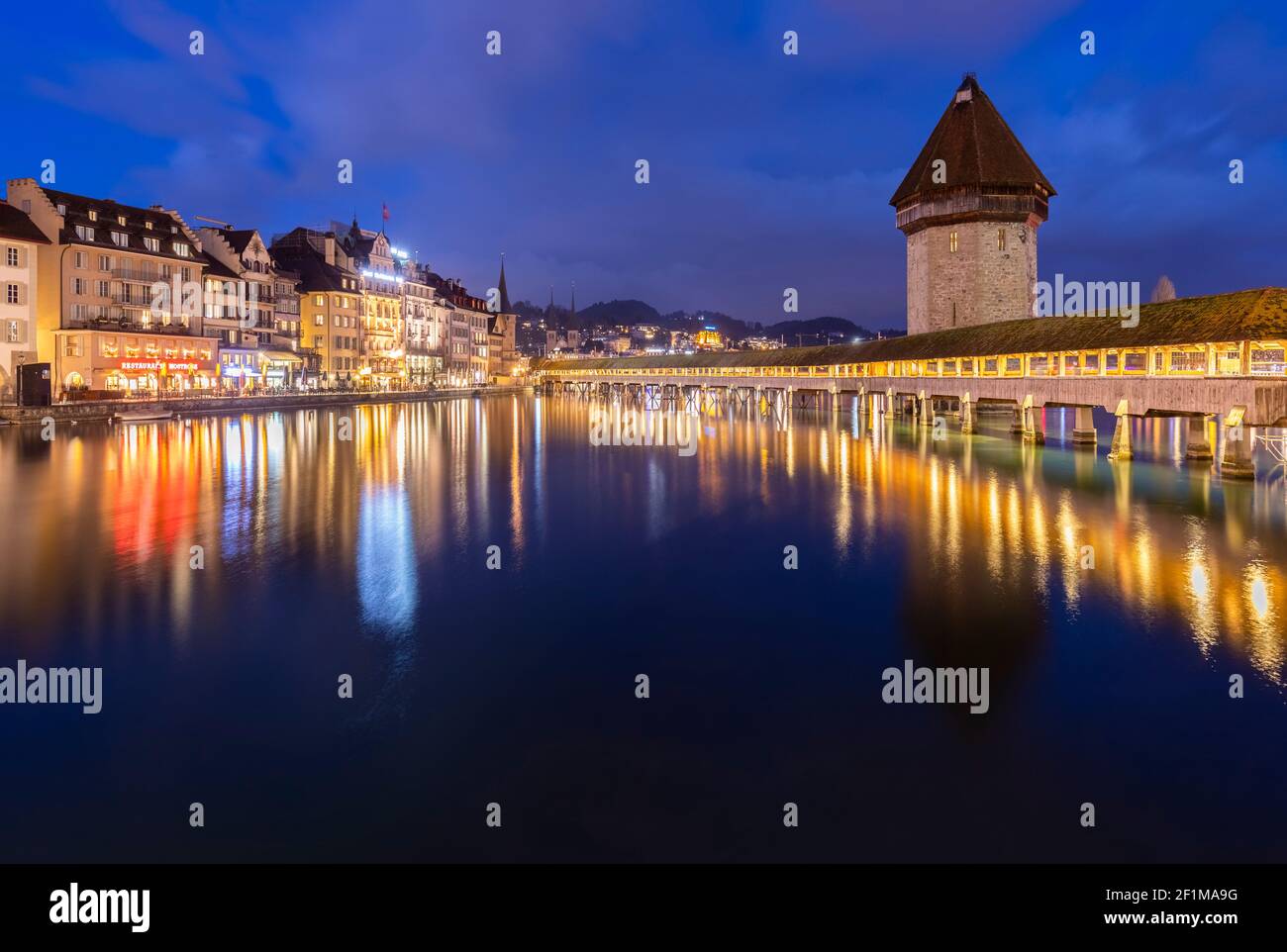 Vista del ponte Kapellbrücke e del Wasserturm riflesso sul fiume Reuss. Lucerna, cantone di Lucerna, Svizzera. Foto Stock