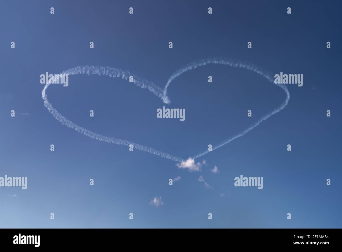 Vista ad angolo basso della traccia del vapore a forma di cuore Foto Stock