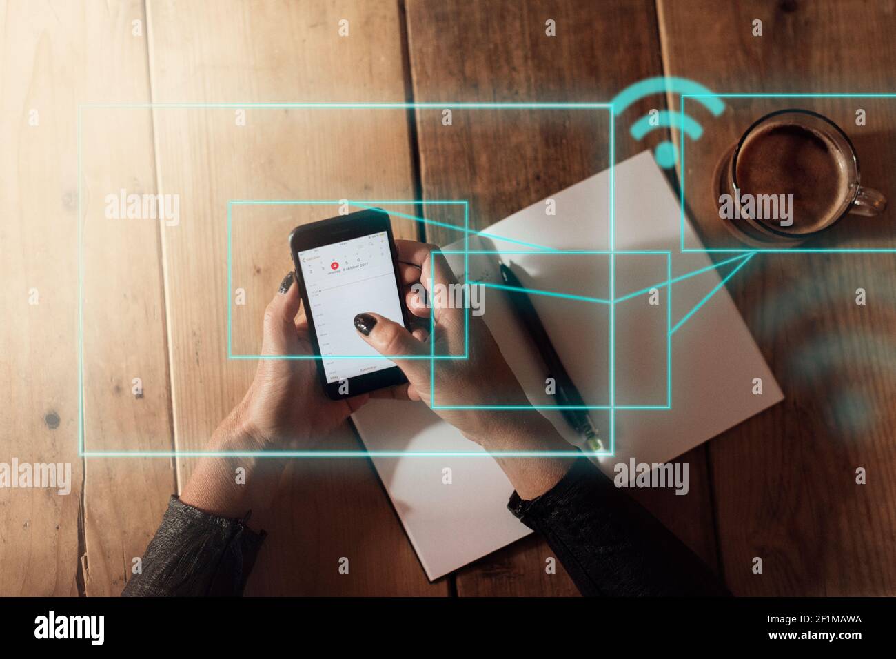 Le mani di donne usando il telefono delle cellule Foto Stock