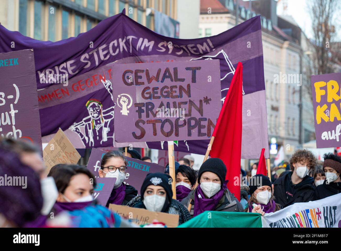 Demonstratin hält Schild mit der Aufschrift: ' Gewalt gegen Frauen* stopen '. Am Weltfrauentag, dem 8.3.2021 haben sich in München um die 1000 Menschen versammelt, um für das Recht auf Schwangerschaftsabbrüche, gegen den Gender-Pay-Gap, Sexismus und Femizide zu demonstrieren. - nella giornata internazionale delle donne, l'8 marzo 2021, circa 1000 persone si sono unite a Monaco di Baviera, in Germania, per protestare contro il sessismo, il divario retributivo di genere e le femminicidi. (Foto di Alexander Pohl/Sipa USA) Foto Stock