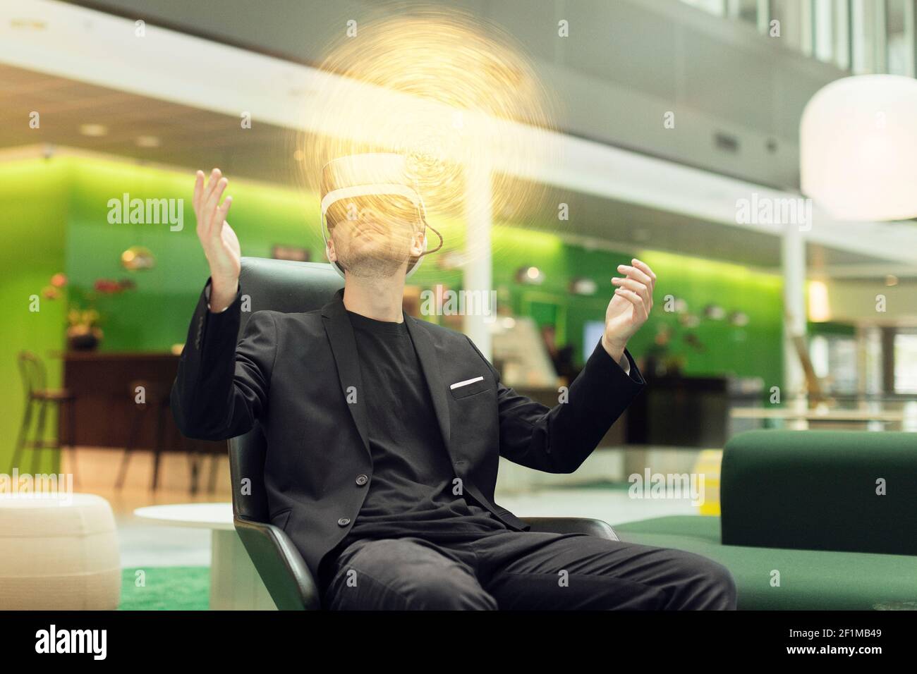 Uomo che indossa occhiali per realtà virtuale Foto Stock