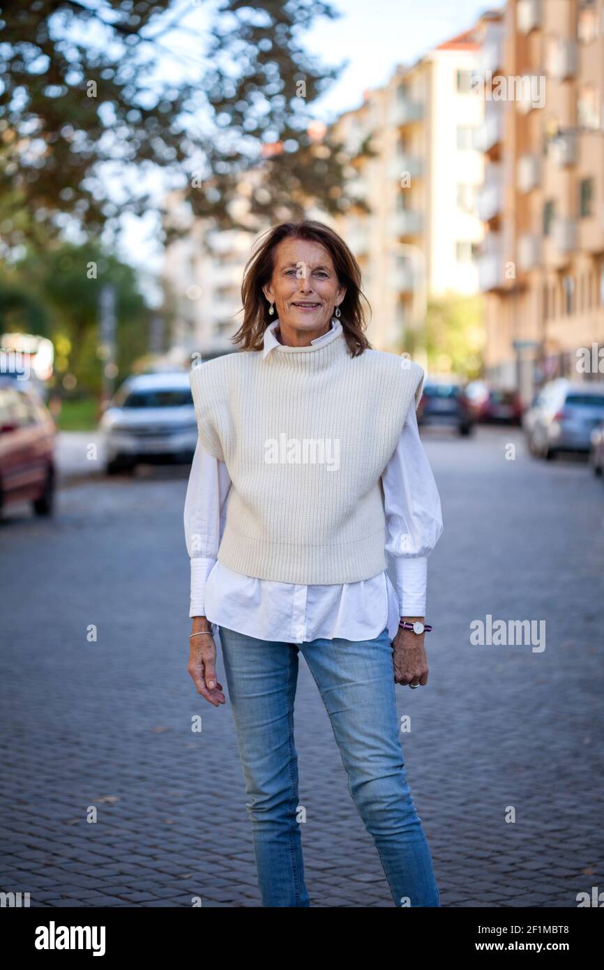 Donna matura guardando la fotocamera Foto Stock