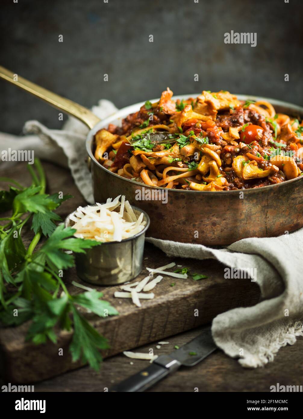 Tagliatelle con chanterelle in pentola Foto Stock