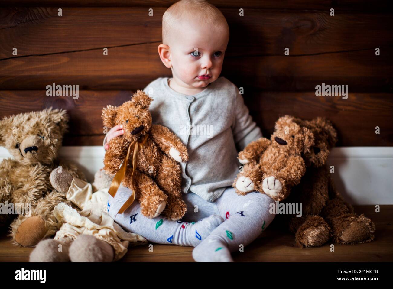Bambino seduto con gli orsacchiotti Foto Stock