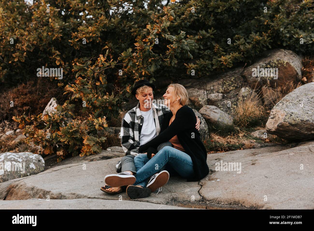 Coppia femminile seduta insieme Foto Stock
