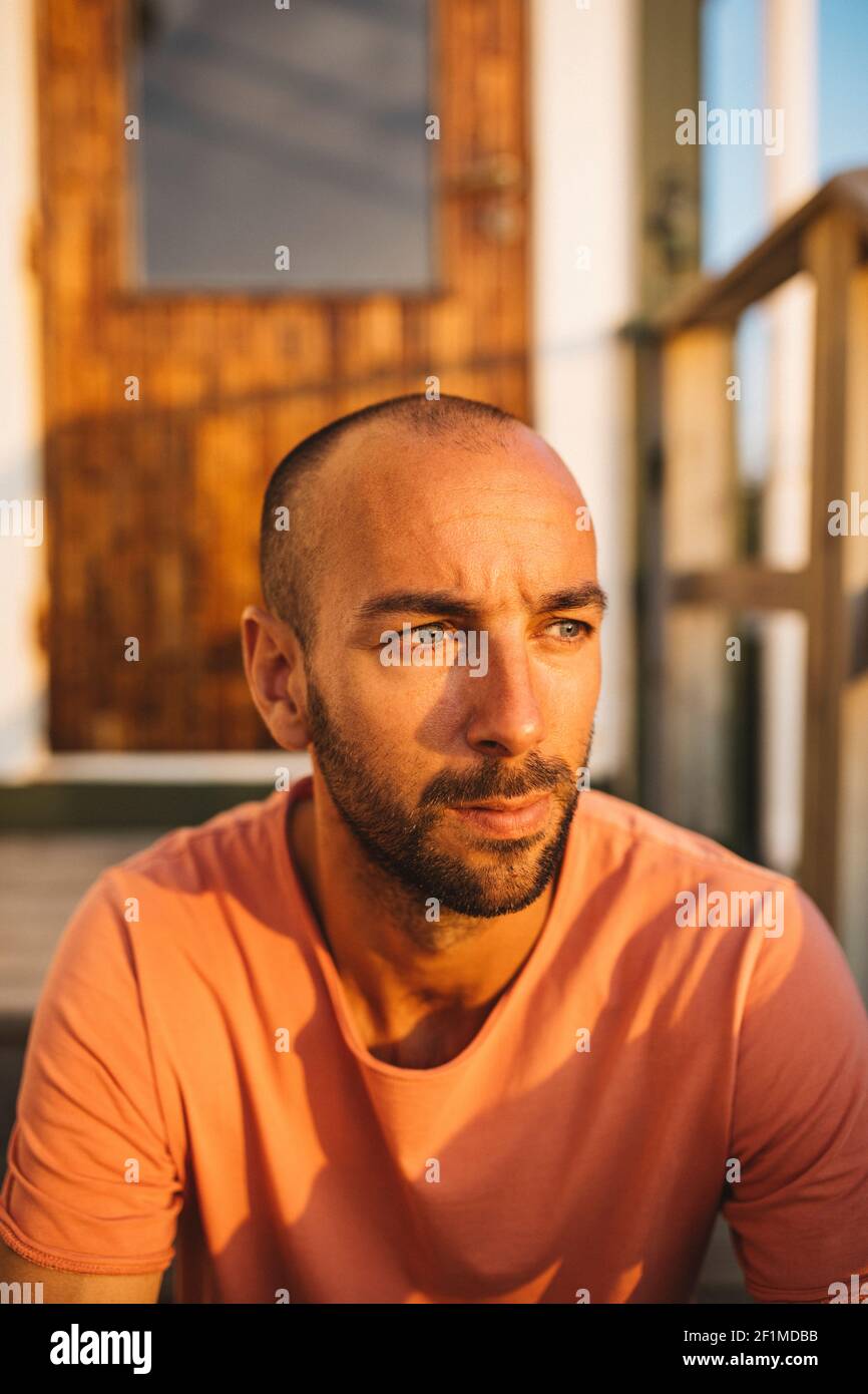 Uomo che guarda lontano Foto Stock