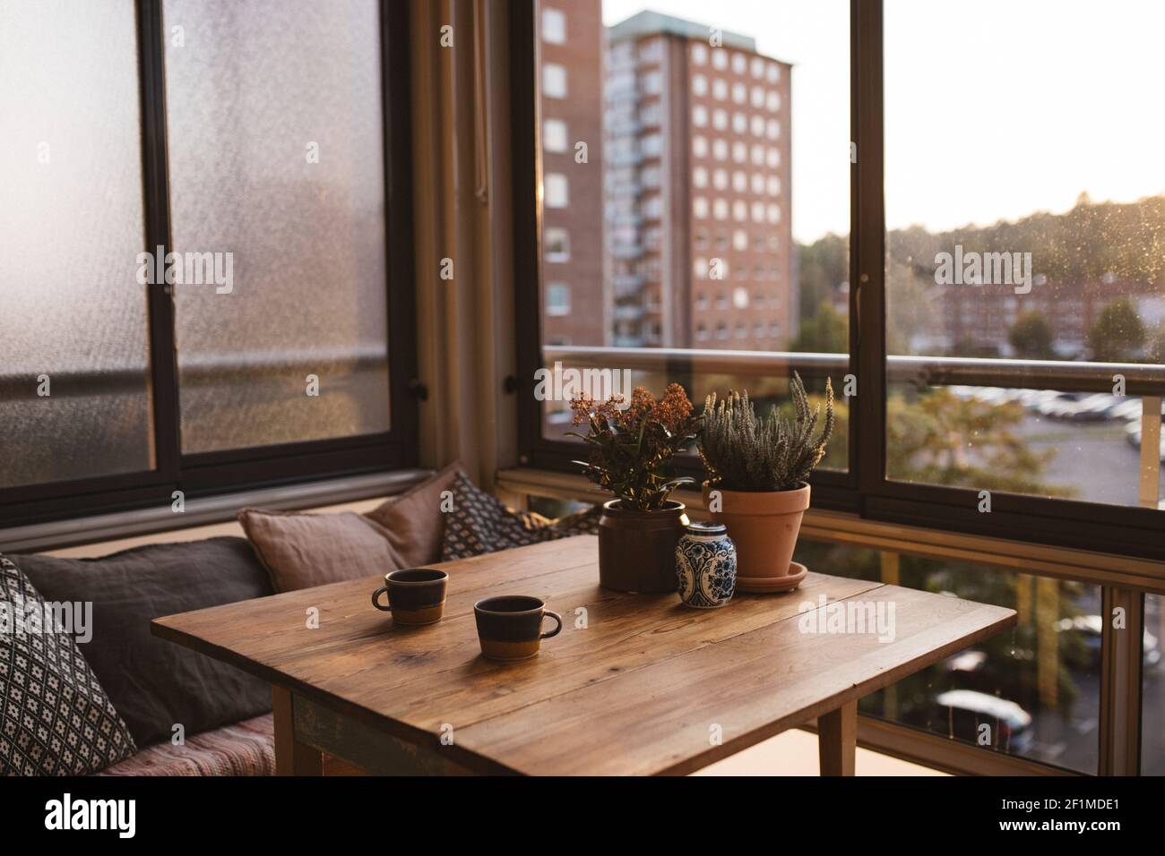 Tabella sul balcone Foto Stock