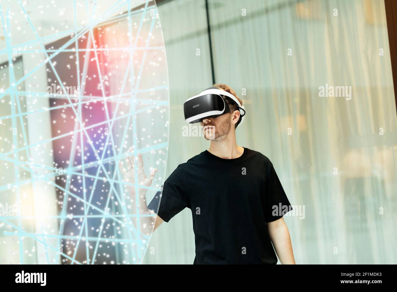 Uomo che indossa occhiali per realtà virtuale Foto Stock