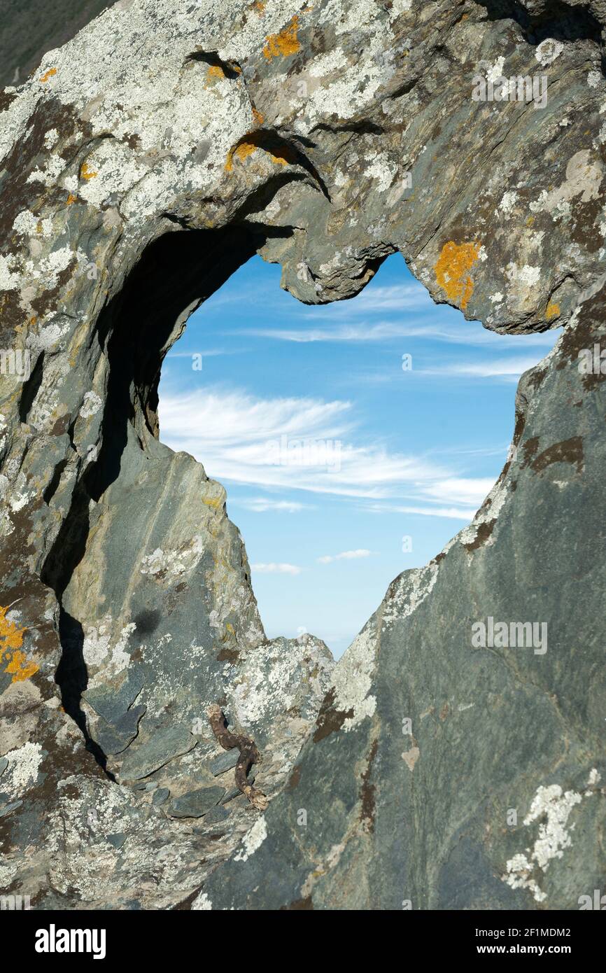 Roccia con un buco a forma di cuore Foto Stock