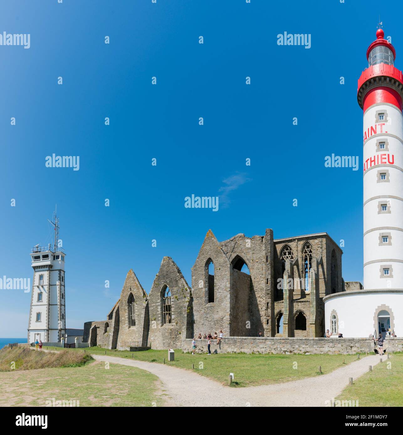 Vista dei fari e dell'abbazia di Point Saint Mathieu La costa della Bretagna in Francia Foto Stock