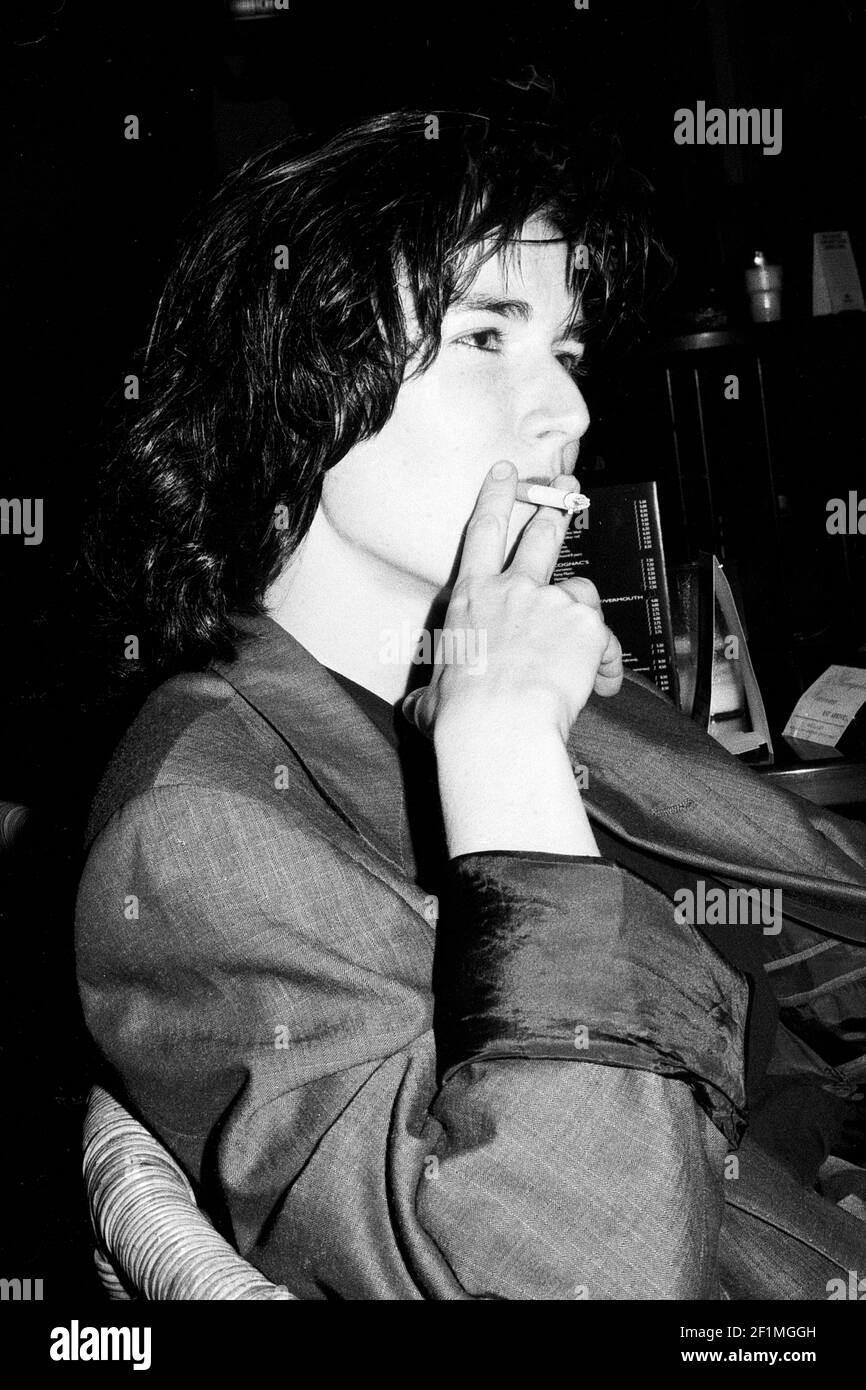 Tilburg, Paesi Bassi. Ritratto di una giovane adulta caucasica e donna alla moda vestita da uomo, girato su un film analogico in bianco e nero, 1992. Foto Stock