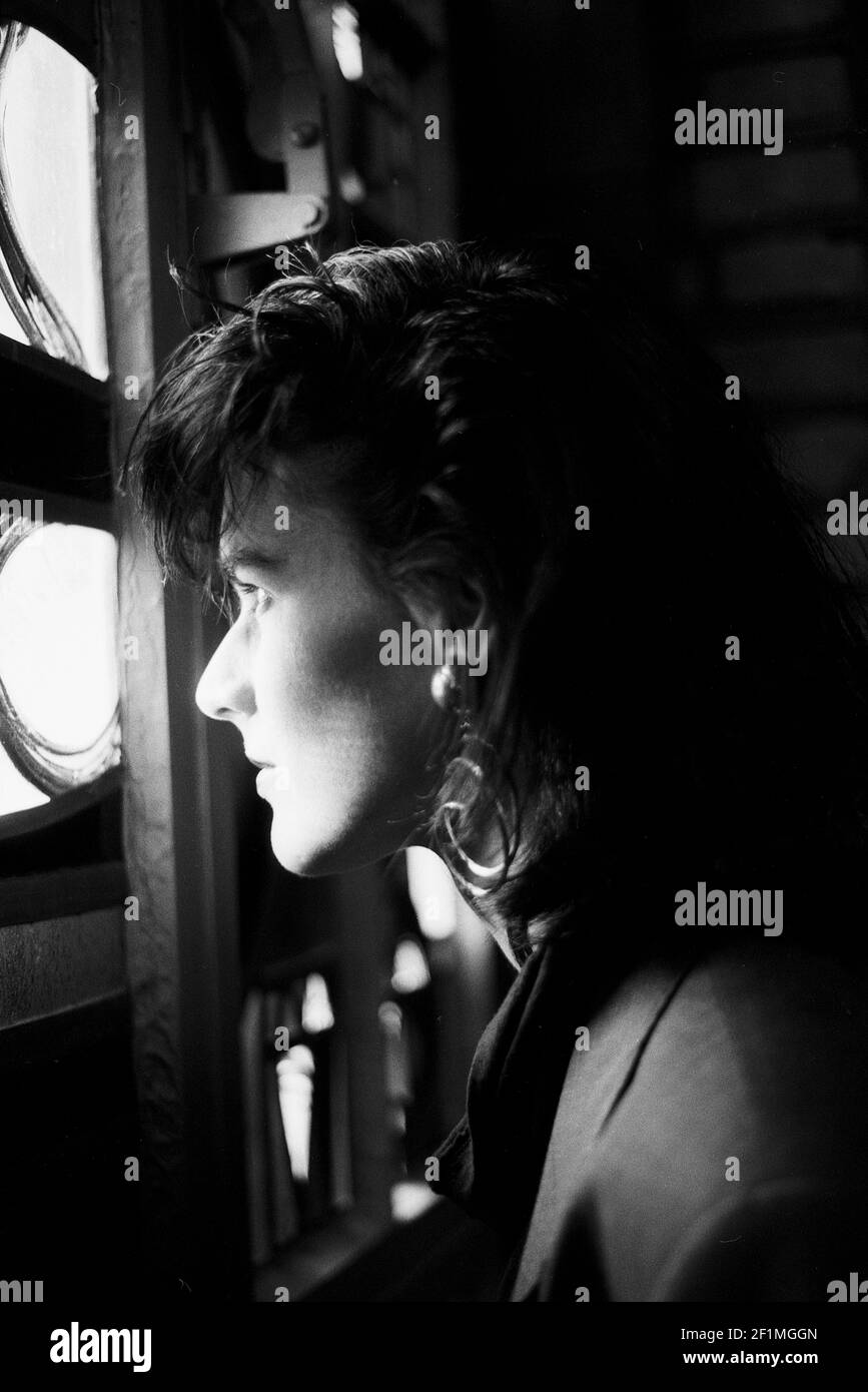 Tilburg, Paesi Bassi. Ritratto in bianco e nero di una giovane adulta caucasica e donna alla moda vestita da uomo. Foto Stock