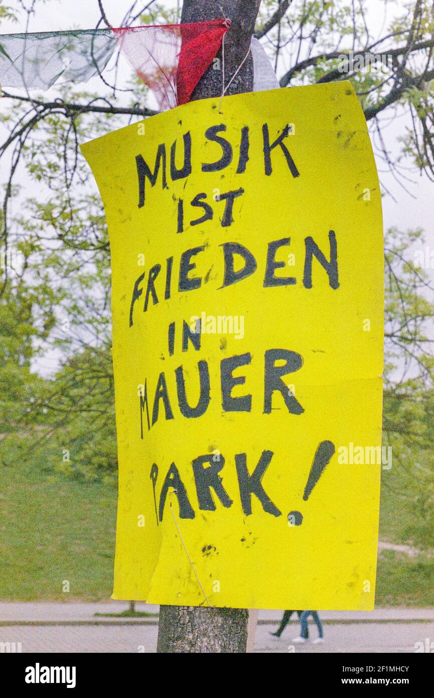 Berlino, Germania. Attivismo all'interno del famoso Mauerpark, per aiutare la conservazione del luogo, costruito da persone spesso locali e abitanti del quartiere. Foto Stock