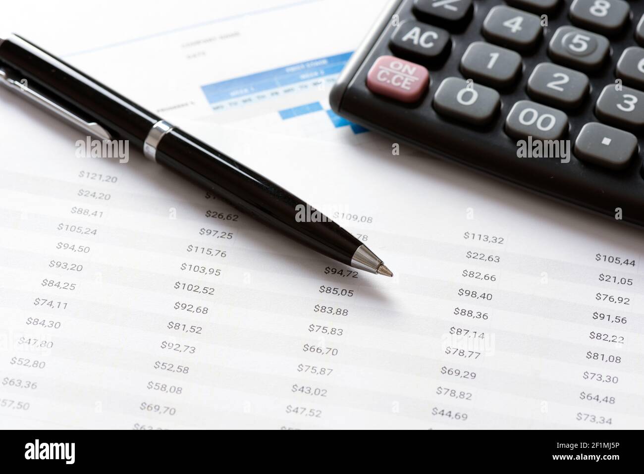 Contabilità finanziaria, budget, concetto di borsa. Penna e calcolatrice sul report delle vendite Foto Stock