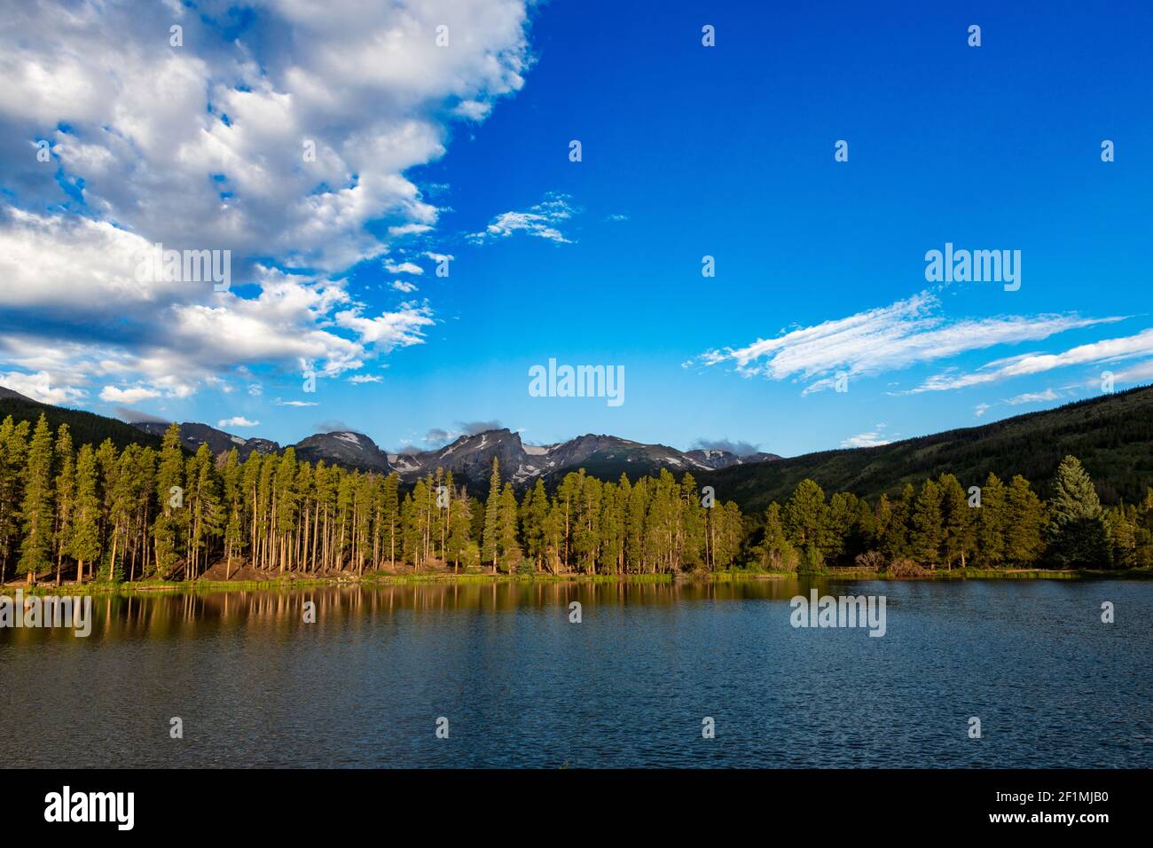 Vista panoramica del lago Sprague presso il Rocky Mountains National Park, in Colorado, Stati Uniti Foto Stock