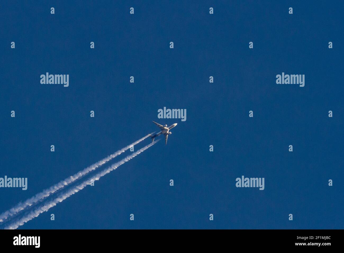 Un Boeing 777-FS2 gestito dalla Federal Express (Fed-ex) lascia una pista di vapore mentre vola su Kanagawa, Giappone. Foto Stock