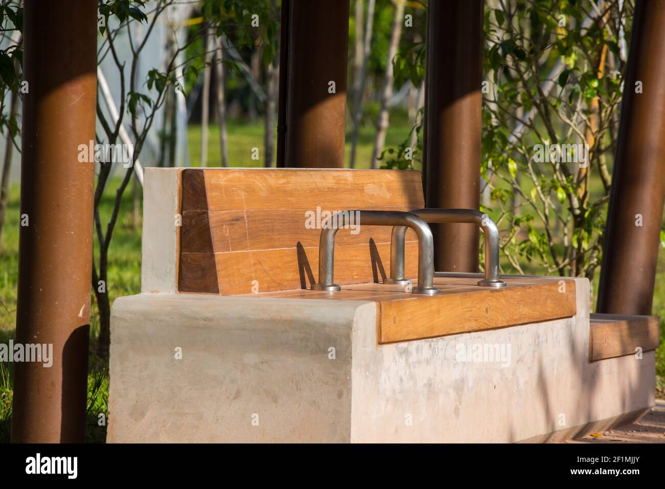 Design di panchine per sedie all'aperto di altezza diversa per soddisfare le diverse esigenze di un corpo umano. Foto Stock