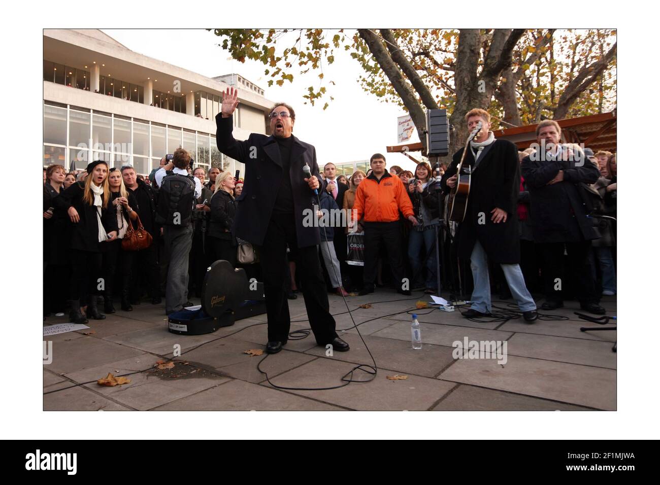 Tom Jones si esibisce sulla South Bank al di fuori del Royal Festival Hall, come parte del BBC2s la cultura Showphoto di David Sandison l'indipendente Foto Stock