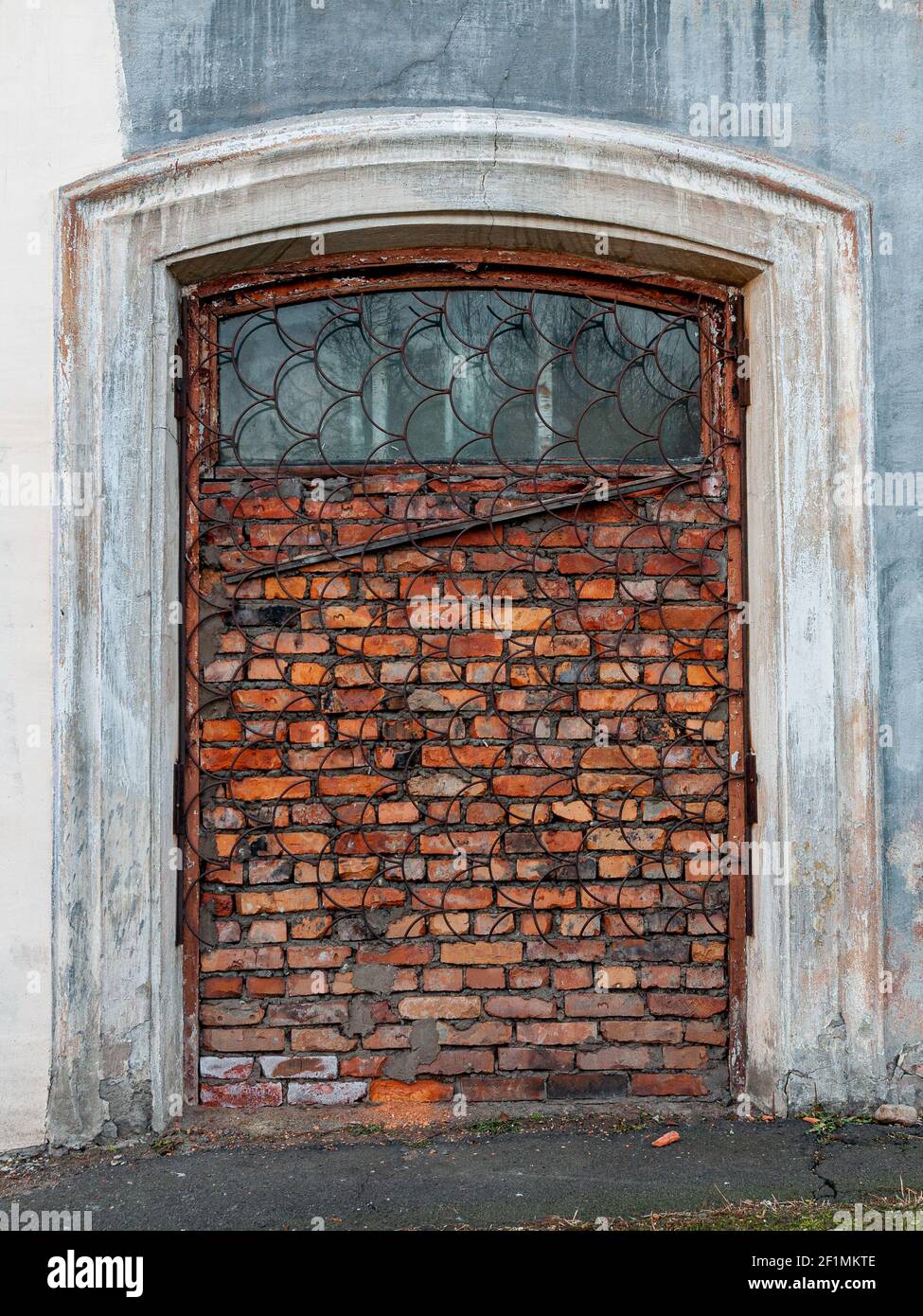 finestra o ingresso con griglia chiusa e bricked Foto Stock