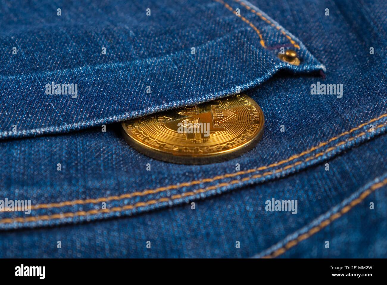 moneta di bitcoin in tasca pantaloni, accumulo di criptovaluta Foto Stock