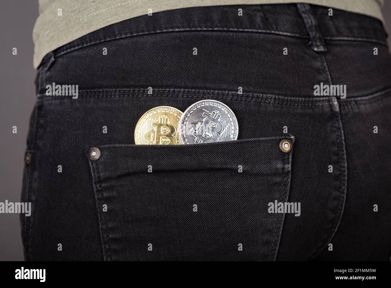 moneta di bitcoin in tasca pantaloni, accumulo di criptovaluta Foto Stock