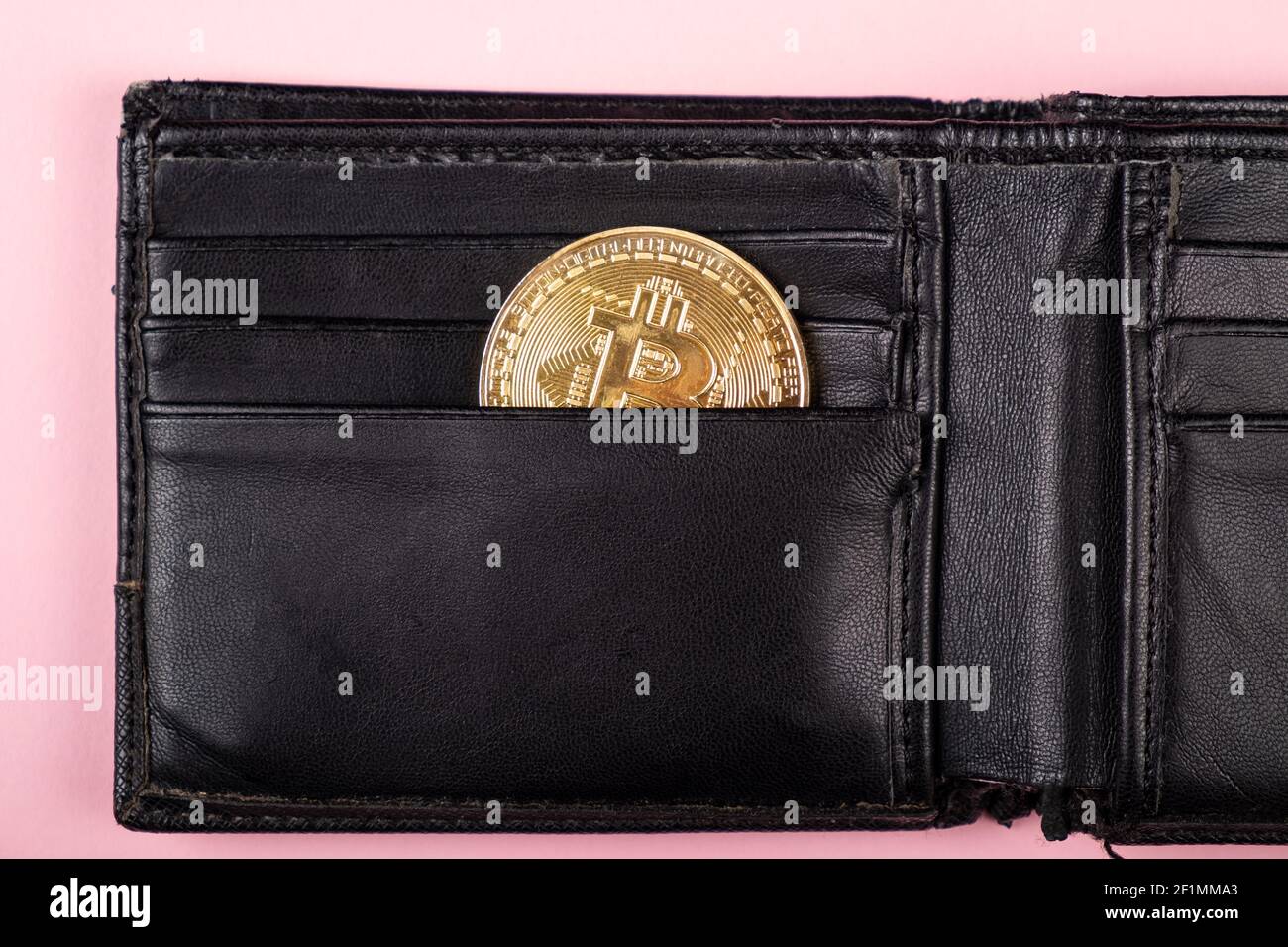 moneta bitcoin oro nel concetto di portafoglio, accumulazione di risparmio. Foto Stock