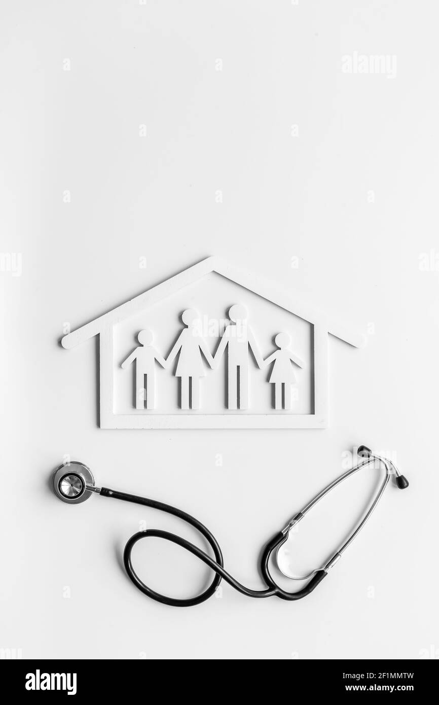 Medico di famiglia e concetto di assistenza sanitaria. Figura di famiglia nella cornice della casa con stetoscopio Foto Stock