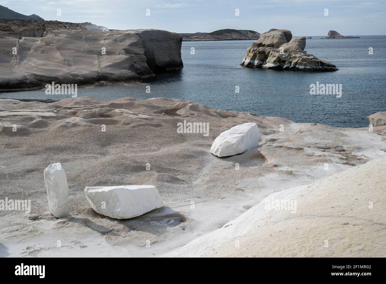 The Wave Sculpted Rocks of the Beach a Sarakiniko Beach sull'isola di Milos, Grecia Foto Stock