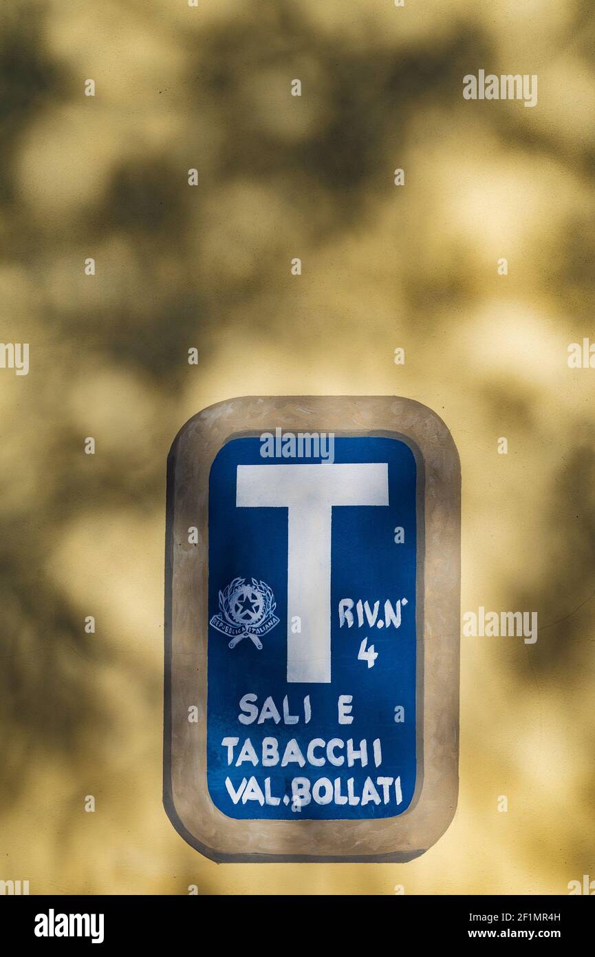 RADDA IN CHIANTI (SIENA), ITALIA - 16 novembre 2020: Un segno d'annata di un negozio di tabacchi italiano a Radda in Chianti (Siena) Foto Stock