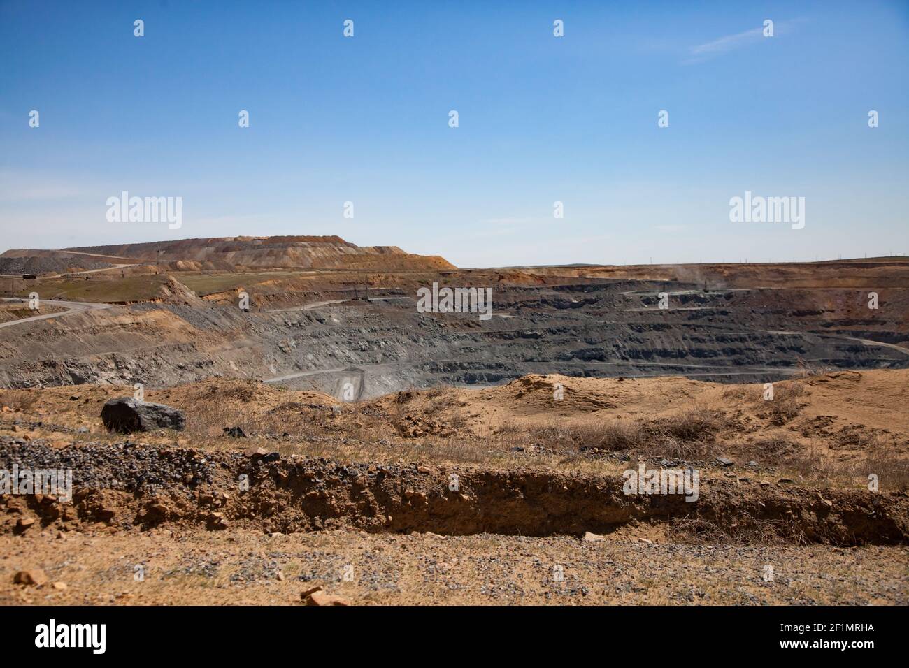 Miniera di rame a cielo aperto. (Cava). Vista panoramica, cielo blu. Foto Stock