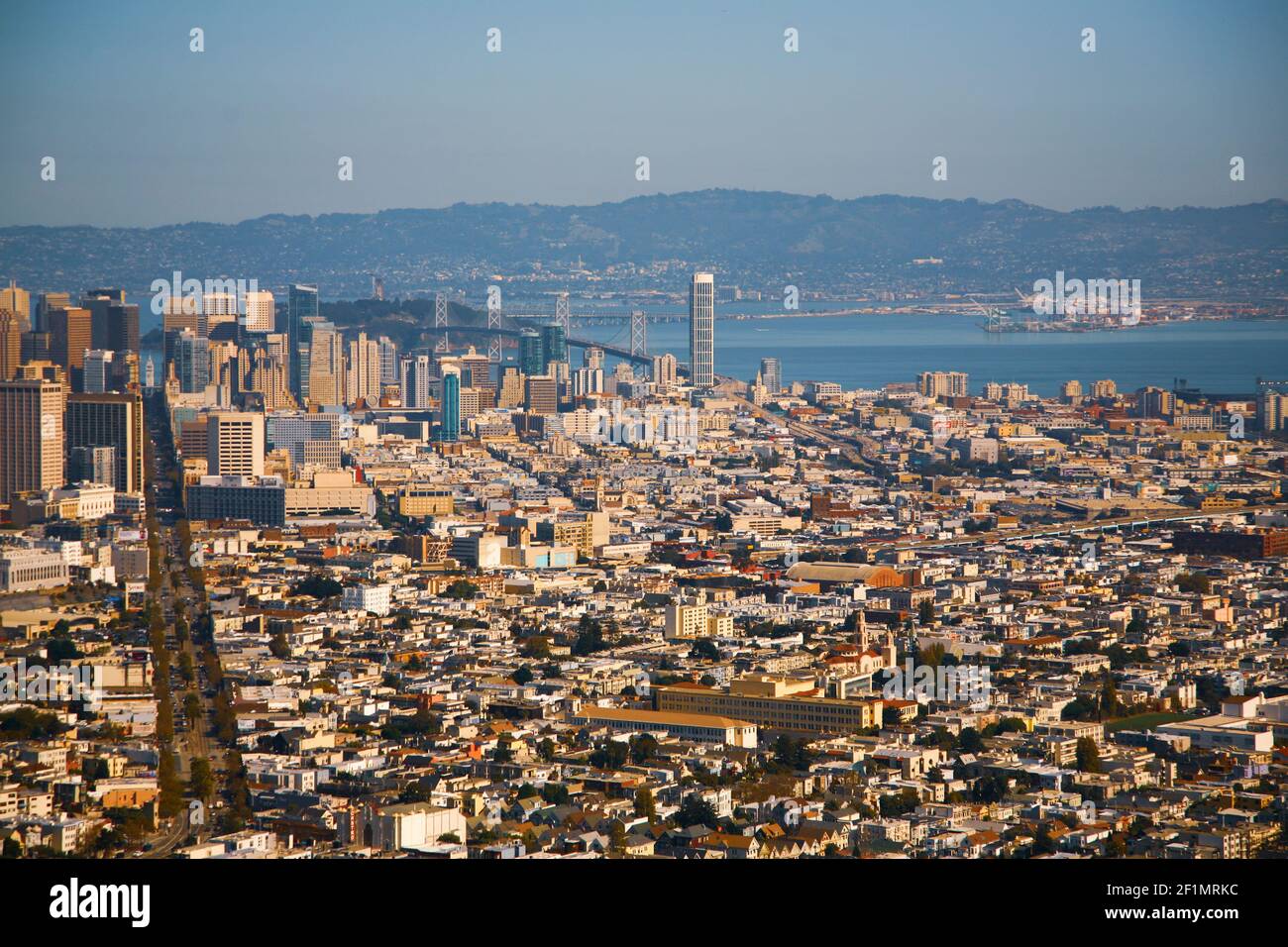 Una vista ad alto angolo dei quartieri di San Francisco in una giornata di sole. Foto Stock