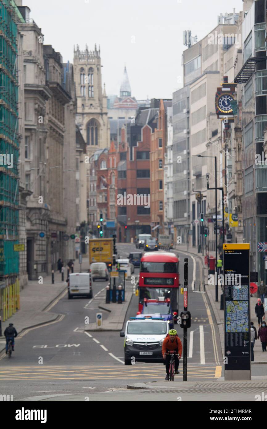 Empty and Quiet Fleet Street London UK, durante il coronavirus, covid-19, Lockdown in Inghilterra, Regno Unito, con uffici e negozi chiusi Foto Stock