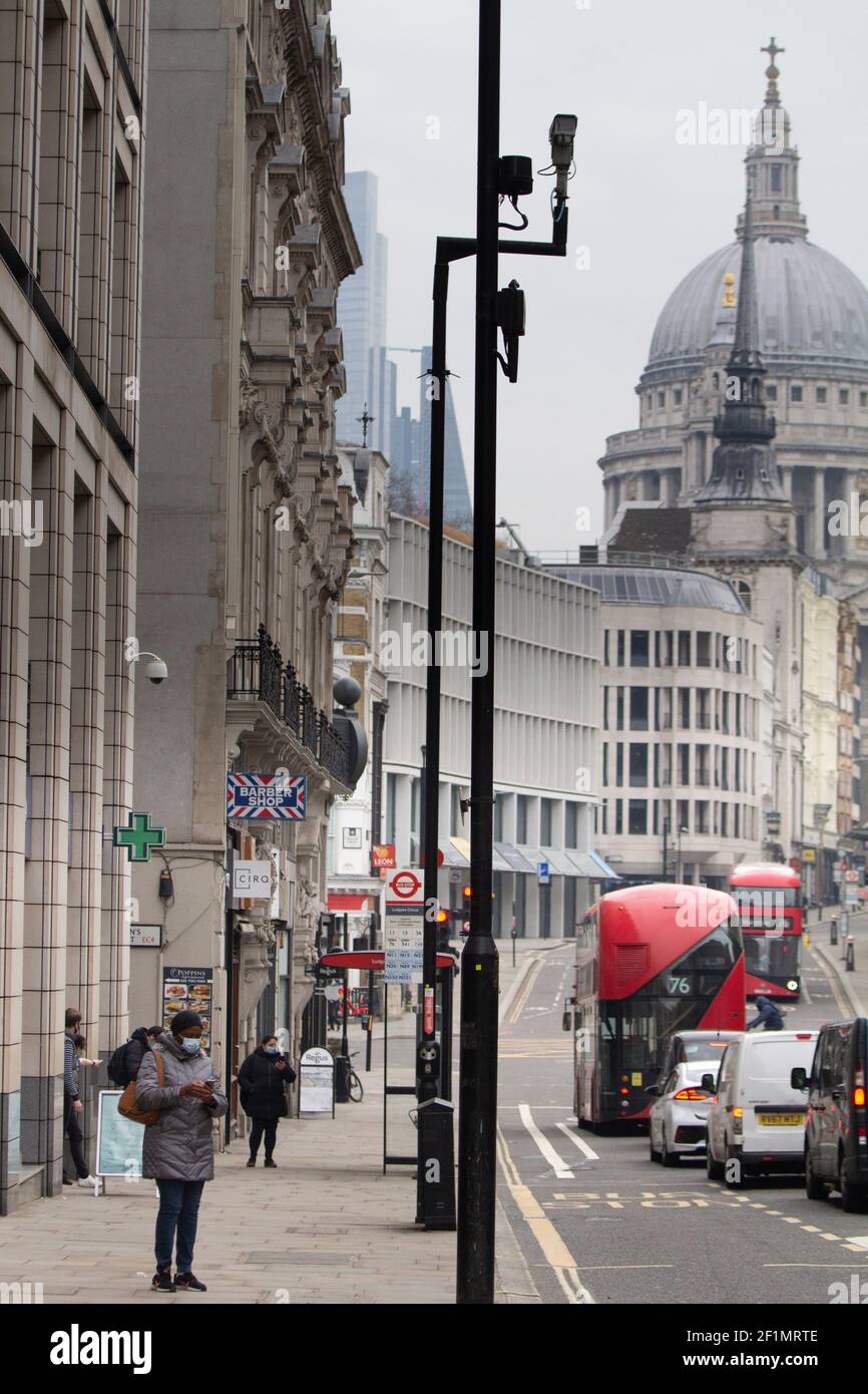 Empty and Quiet Fleet Street con la Cattedrale di St Pauls sullo sfondo, Londra UK, durante il coronavirus, covid-19, Lockdown in Inghilterra, Regno Unito, con uffici chiusi e negozi e pedoni con maschere PPE Foto Stock