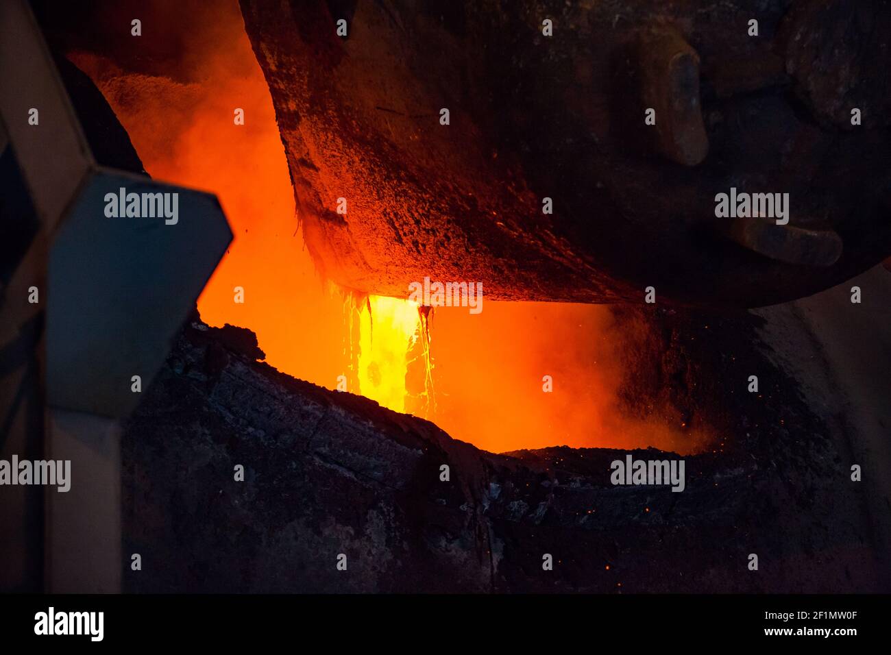 Fusione del rame nel convertitore Pierce-Smith in officina metallurgica. Primo piano della benna per metallurgia con metallo liquido. Società di Kazzinc, Ust'-Kamenogorsk. Foto Stock
