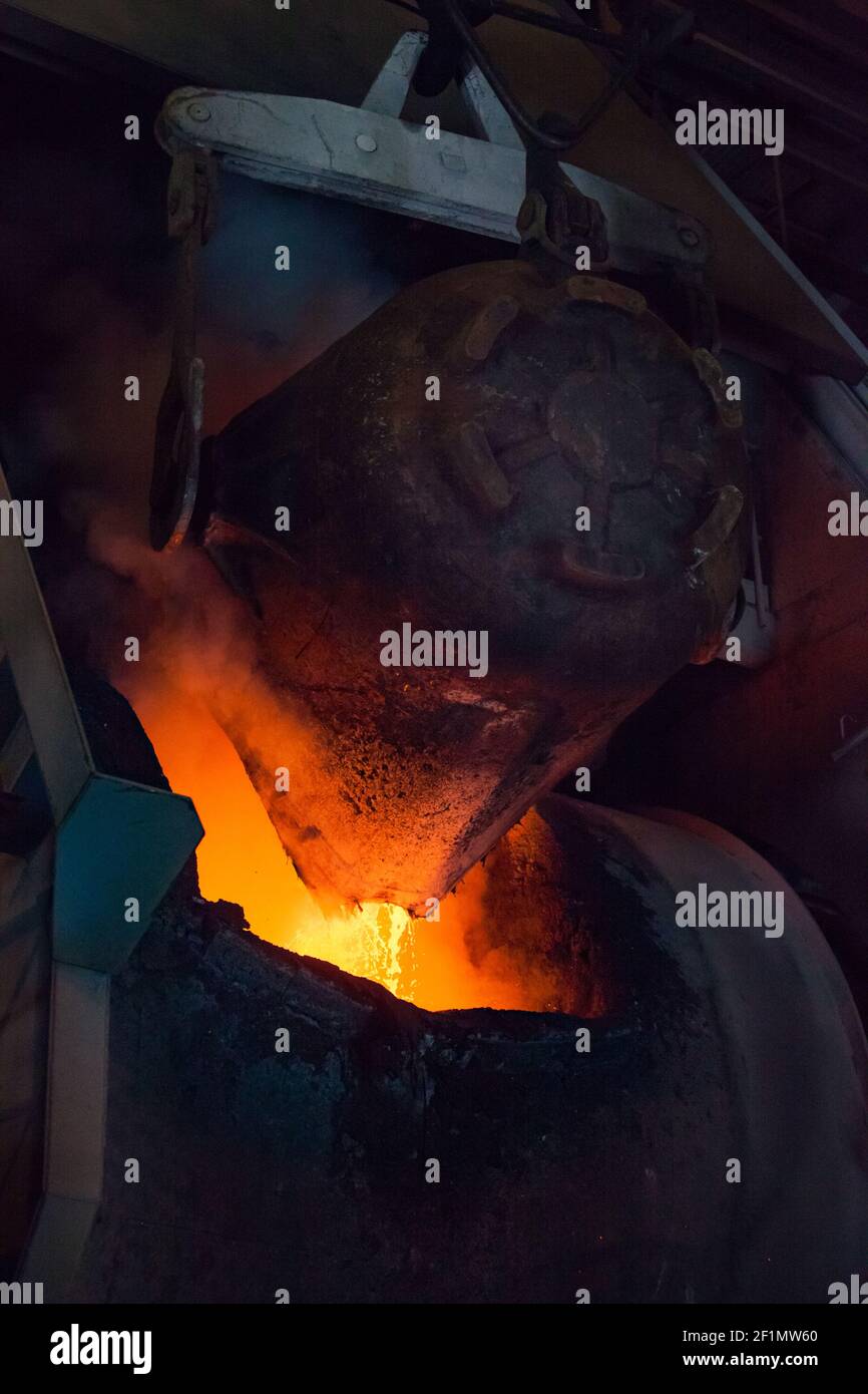 Cestello per metallurgia con riempimento in rame liquido fuso convertitore Pierce-Smith. Società di Kazzinc, Ust'-Kamenogorsk. Foto Stock