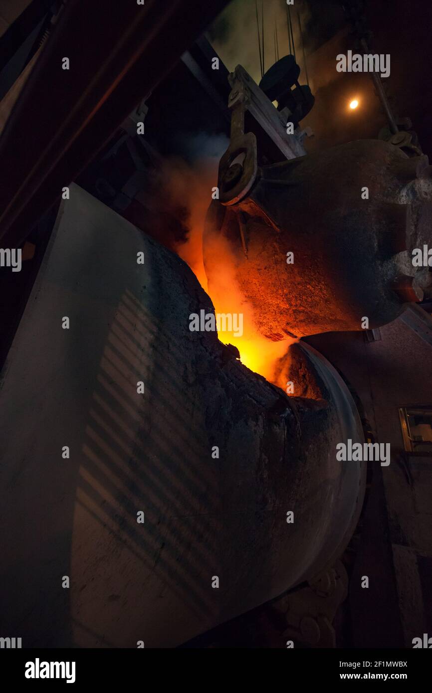 Fusione del rame nel convertitore Pierce-Smith. Benna per metallurgia con convertitore di riempimento in metallo liquido. Società di Kazzinc, Ust'-Kamenogorsk.Kazakhstan. Foto Stock