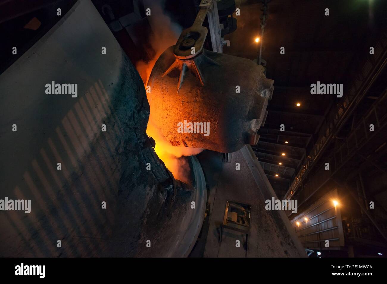 Fusione del rame in officina metallurgica. Metallurgia riempimento secchio convertitore Pierce-Smith Liquid Metal.Kazzinc Company, Ust'-Kamenogorsk.Kazakhstan. Foto Stock