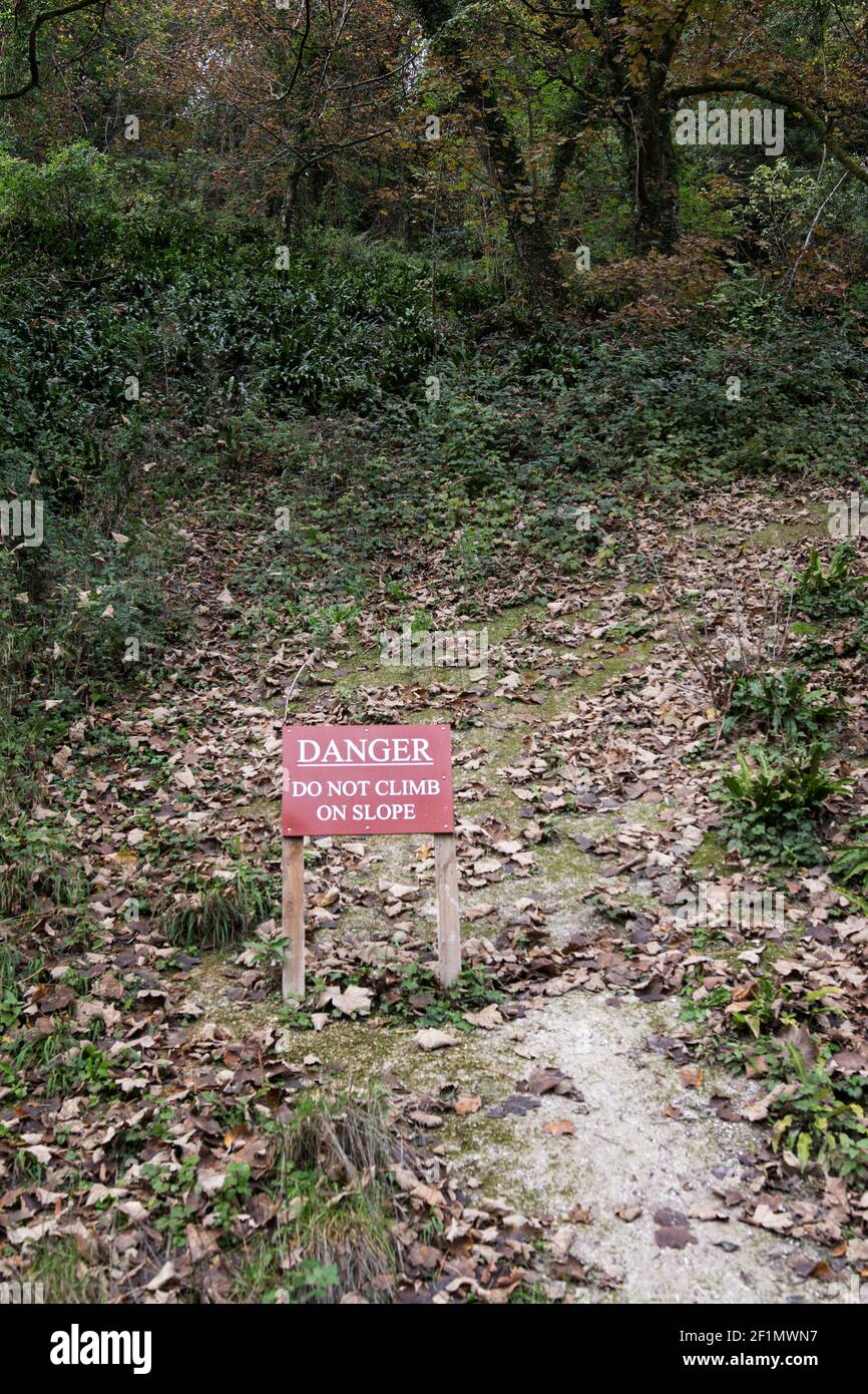 Segnaletica sul lago di swanbourne, Arundel. Pericolo non salire in pendenza Foto Stock