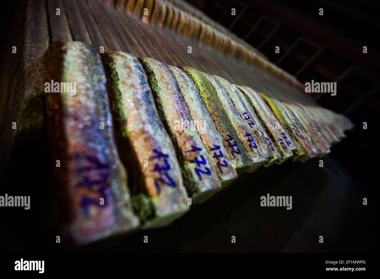 Impianto metallurgico del rame (fonderia). Primo piano delle piastre in rame per la raffinazione del catodo. Contrassegno di lotto n. 172. Foto a bassa profondità di campo. Foto Stock