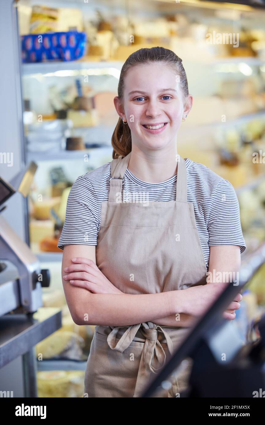 Ritratto OT Teenage ragazza che lavora in Delicatessen Food Shop AS Esperienza di lavoro Foto Stock