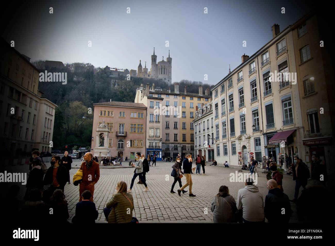 LIONE, FRANCIA - 06 marzo 2021: Il luogo turistico e iconico Saint Jean nella vecchia Lione in Francia con la basilica di Notre Dame de Fourviere sopra in Foto Stock