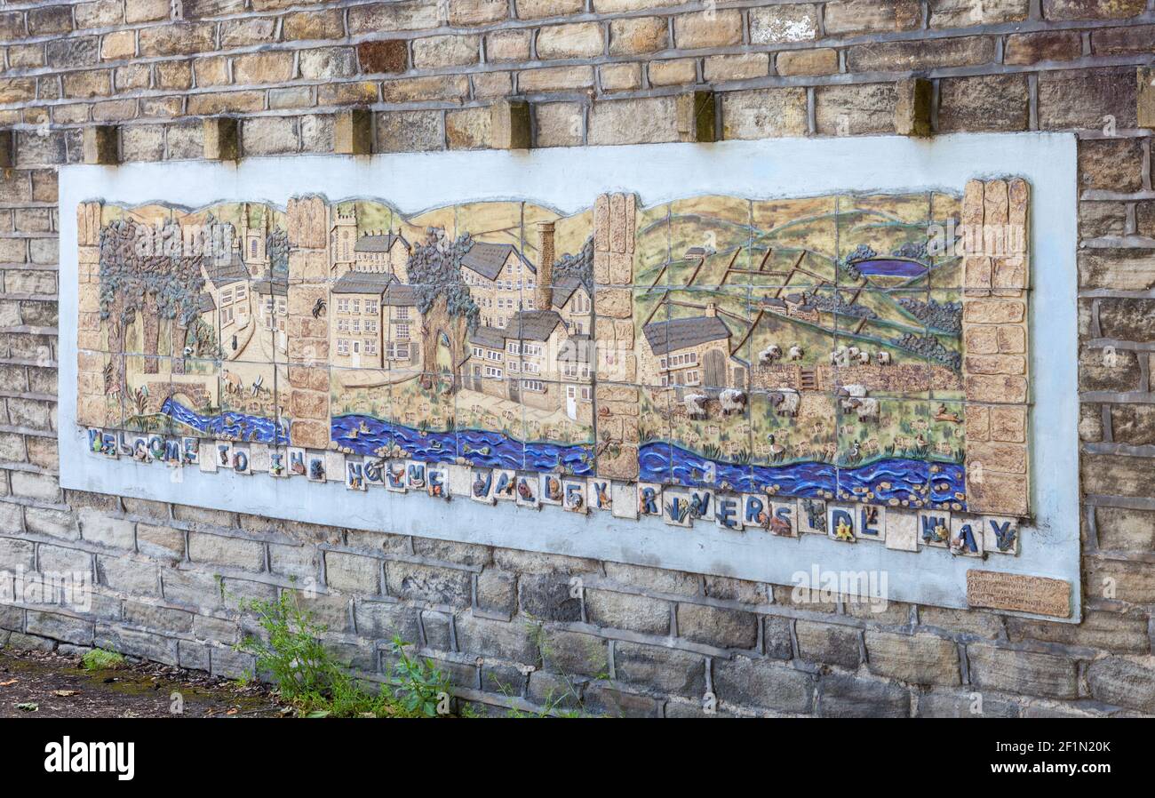 Un murale in ceramica sulla parete di un edificio in Honley che segna il percorso a piedi della Holme Valley Riverside Way Foto Stock